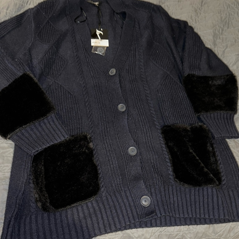 New NWT Women’s simply Vera wang button up dressy sweater with faux fur